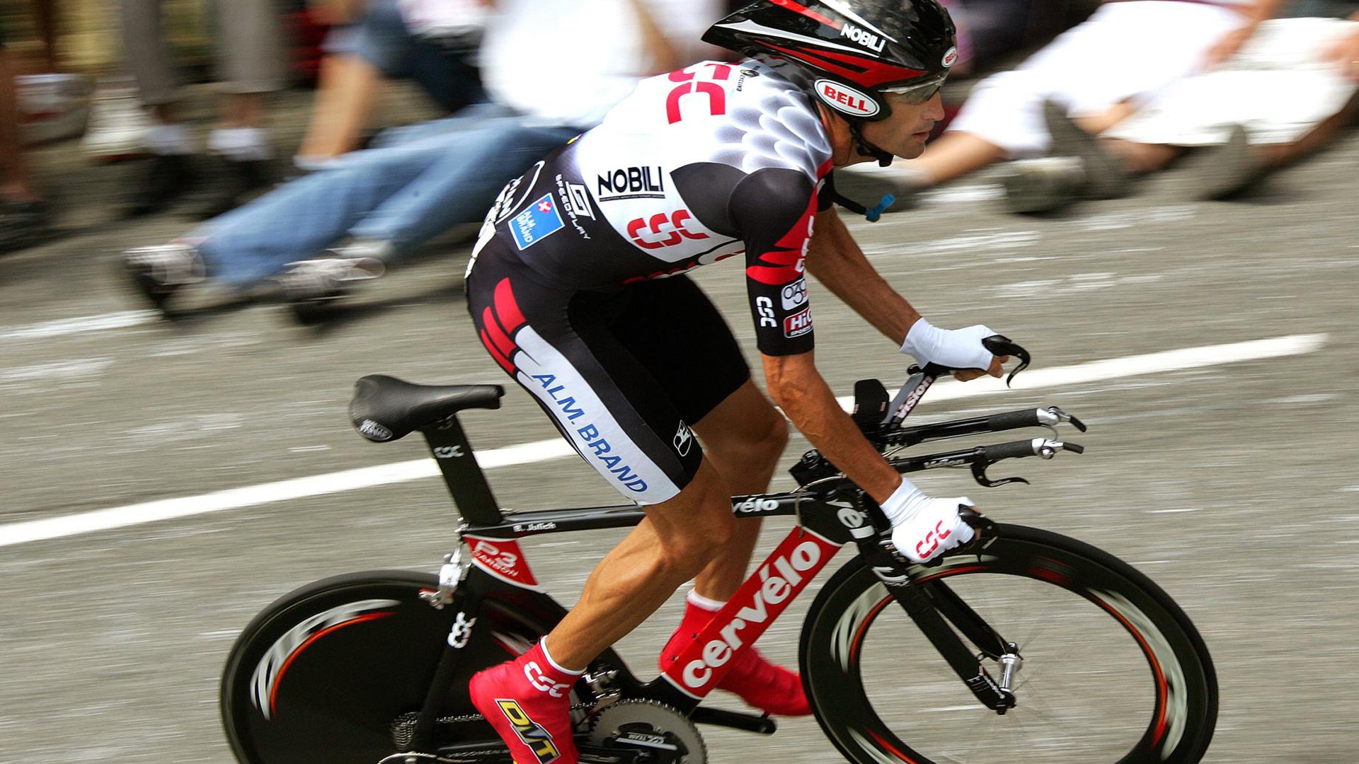 城市足球节活动吸引大量青少年参与拓宽选材范围，青少年足球推广方案